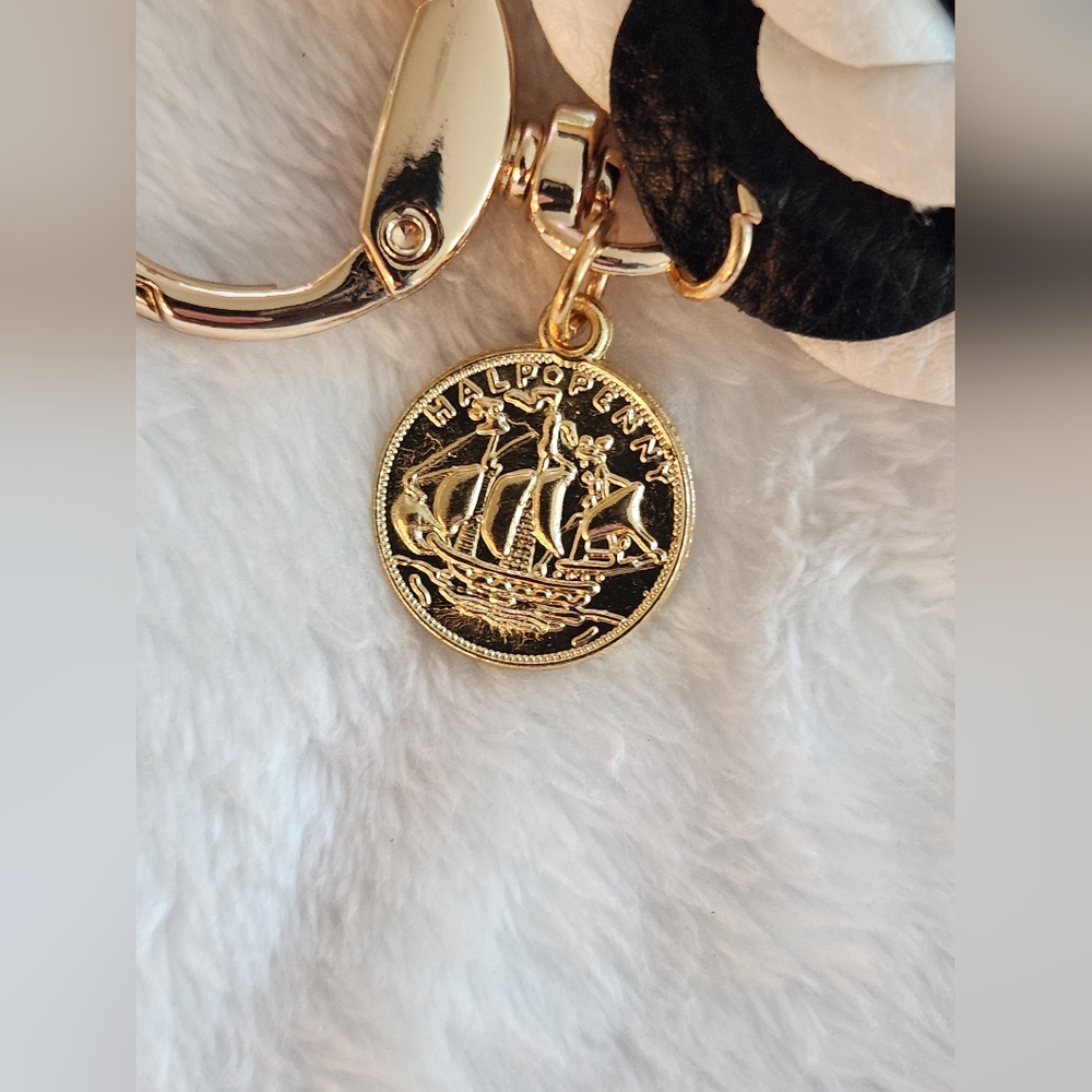 Elegant Black and White Flower Keychain Bag Charm - Picture 3 of 4